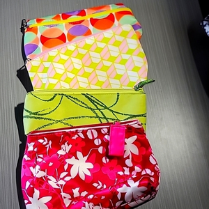 4‎ Cosmetic Cases/Bags: 1 Estee Lauder (Fuchsia), 3 Clinique(s) Good+ Condition